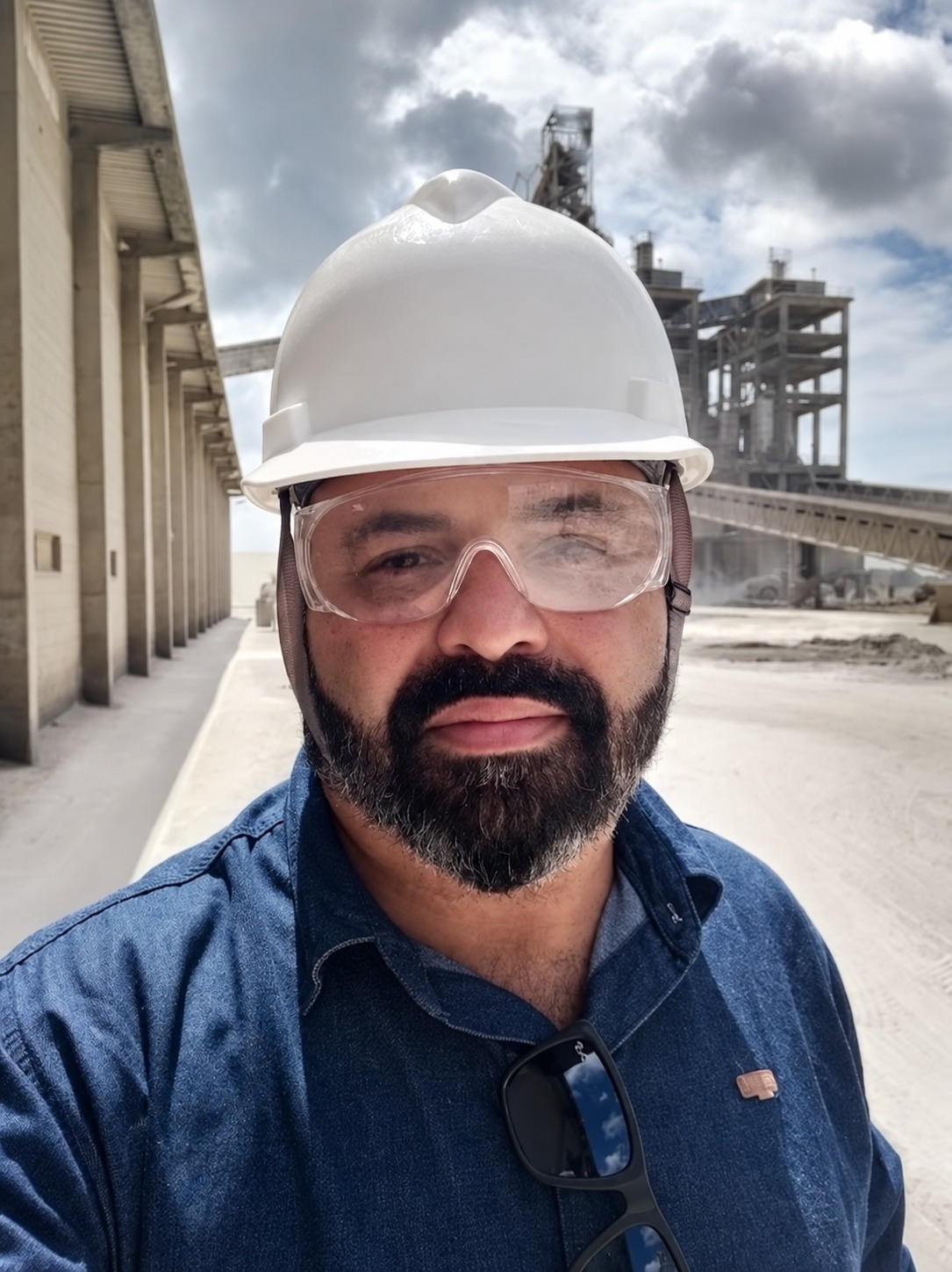 Marcone Bibiano com capacete e óculos de proteção em ambiente industrial